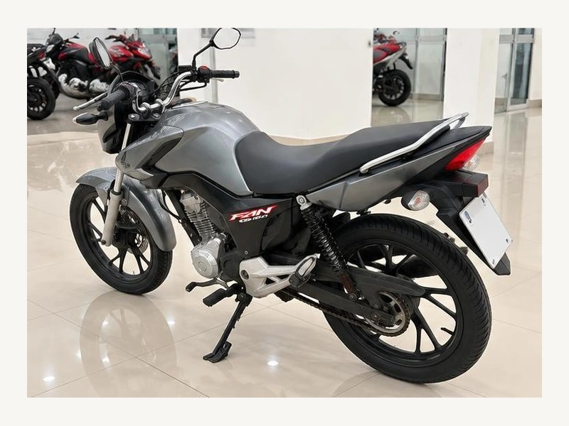 Honda CG 160 Fan prata vista de frente
